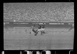 Fotografia "FUTEBOL = 'CAMPEONATO CARIOCA DE PROFISSIONAIS' Jogo Flamengo x Botafogo (3 x 1), America x Portuguesa (2 x 1), Madureira x Bangu (1 x 2), C. Grande x S. Cristovão (1 x 0) e C. Rio x Olaria (1 x 7), Reportagem de Esporte" ([Local n/d] , 1963) [negativo]. / Fotógrafo(a): Equipe.  -- ITEM-0128.