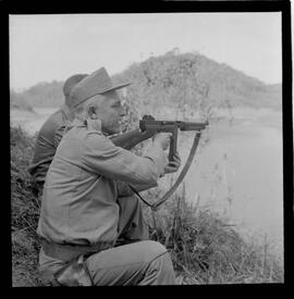 Fotografia "Manobras em Ribeirão das Lages (Paraquedistas: Sobrevivência na Selva operação); 'PARAQUEDISTAS' PARAQUEDISTAS em manobra em Ribeirão das Lages" ([Local n/d] , 1963) [negativo]. / Fotógrafo(a): Méra; Caban.  -- ITEM-0046.