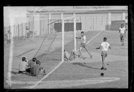 Fotografia "Jogos Campeonato Carioca; 'CAMPEONATO CARIOCA DE 1963' de PROFISSIONAIS (1º Turno) Jogos Vasco x Fluminense (3 x 1) Botafogo x Canto do Rio (3 x 0) America x Madureira (5 x 2) e Olaria x Portuguesa, Reportagem de Esporte" ([Local n/d] , 1963) [negativo]. / Fotógrafo(a): Equipe.  -- ITEM-0180.