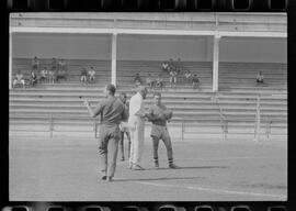 Fotografia "FLUMINENSE F.C.' Treino do Fluminense, Reportagem de Esporte" ([Local n/d] , 1963) [negativo]. / Fotógrafo(a): Democrito.  -- ITEM-0001.