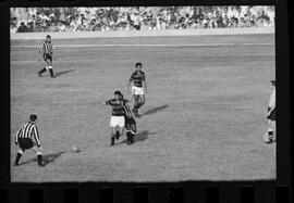 Fotografia "FUTEBOL = 'CAMPEONATO CARIOCA DE PROFISSIONAIS' Jogo Flamengo x Botafogo (3 x 1), America x Portuguesa (2 x 1), Madureira x Bangu (1 x 2), C. Grande x S. Cristovão (1 x 0) e C. Rio x Olaria (1 x 7), Reportagem de Esporte" ([Local n/d] , 1963) [negativo]. / Fotógrafo(a): Equipe.  -- ITEM-0207.