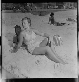 Fotografia "Concurso Rainha do Verão. Praia de Copacabana" ([Local n/d] , [Data n/d]) [negativo]. / Fotógrafo(a): Joel Maia.  -- ITEM-0010.