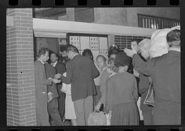 Fotografia "Conflitos' Conflitos - Passeatas - Polícia militar agride povo na Leopoldina - á favor das reformas de bases" ([Local n/d] , 1963) [negativo]. / Fotógrafo(a): Paulo; Venê; André; Alvaro; Pinto.  -- ITEM-0022.