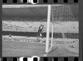 Fotografia "FLUMINENSE X BONSUCESSO; 'CAPEONATO [CAMPEONATO] CARIOCA DE FUTEBOL PROFISSIONAIS' Jogo no Maracanã - Fluminense x Bonsucesso (3x0), sendo que este jogo foi anulado devido a irregularidade havida), Reportagem de Esporte" ([Local n/d] , 1963) [negativo]. / Fotógrafo(a): Demócrito; Ribeiro.  -- ITEM-0058.