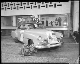 Fotografia "Rainha do Verão. Carro que será oferecido à candidata mais votada, Reportagem Geral" ([Local n/d] , [Data n/d]) [negativo]. / Fotógrafo(a): Equipe.  -- ITEM-0002.