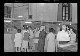 Fotografia "CAIXA DA AMORTIZAÇÃO' Lançamento das Cédulas de Cinco Mil Cruzeiros com filas nos 'guichês' para trocá-las, Reportagem de Caban" ([Local n/d] , 1963) [negativo]. / Fotógrafo(a): Luiz Santos.  -- ITEM-0006.