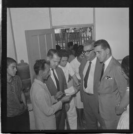 Fotografia "Rept. s/ Tifo e Difeteria c/ Wilson C.; 'CONJUNTO PROLETÁRIO DE DEL CASTILHO DO IAPI' Reportagem s/ 'Tifo' (Vacinação contra o tifo, aos moradores do Conjunto Proletário de Del Castilho do IAPI), Reportagem de Wilson Corrêa" ([Local n/d] , 1963) [negativo]. / Fotógrafo(a): Méra.  -- ITEM-0002.