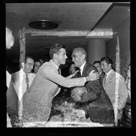 Fotografia "Banquete oferecido por 'UH' ao Vasco da Gama, super-campeão carioca de 1958, Esportes" ([Local n/d] , 1958) [negativo]. / Fotógrafo(a): Equipe.  -- ITEM-0016.