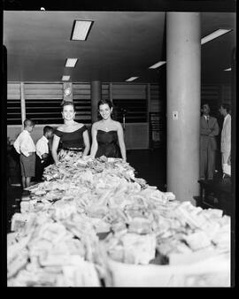 Fotografia "Eugenia Lancelotti e Terezinha Del Panta. Concurso 'Rainha do Verão' 1951, Reportagem Geral" ([Local n/d] , 1951) [negativo]. / Fotógrafo(a): Equipe.  -- ITEM-0001.