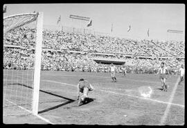 Fotografia "Futebol - Chile (Campeonato Mundial 1952) Brasil x Panamá, Repórter: Equipe, Esportes" ([Local n/d] , 1952) [negativo]. / Fotógrafo(a): José Casal.  -- ITEM-0005.