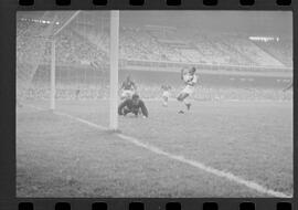 Fotografia "CAMPEONATO CARIOCA DE PROFISSIONAIS DE 1963 (1º TURNO) Jogos - Campeonato Carioca. Flamengo x Madureira (5 x 0) - Vasco x América (2 x 0) e Fluminense x Portuguesa (1 x 1). e Peter Kedzierski, homem voador dos EUA, (Vôo)" ([Local n/d] , 1963) [negativo]. / Fotógrafo(a): Equipe.  -- ITEM-0033.