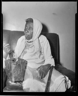 Fotografia "Uma velhinha de 103 anos que veio fazer uma queixa na redação, Repórter: Tércio" ([Local n/d] , [Data n/d]) [negativo]. / Fotógrafo(a): Hélio Santos.  -- ITEM-0001.