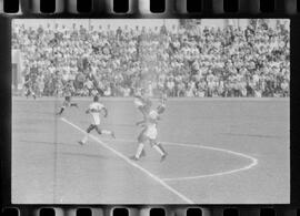 Fotografia "Campeonato Carioca de Profissionais de 63 (1° Turno) Esporte - jogo Fluminense (1 x 0) Bonsucesso" ([Local n/d] , 1963) [negativo]. / Fotógrafo(a): Democrito.  -- ITEM-0114.