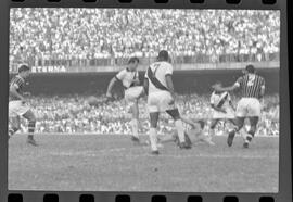 Fotografia "Jogos Campeonato Carioca; 'CAMPEONATO CARIOCA DE 1963' de PROFISSIONAIS (1º Turno) Jogos Vasco x Fluminense (3 x 1) Botafogo x Canto do Rio (3 x 0) America x Madureira (5 x 2) e Olaria x Portuguesa, Reportagem de Esporte" ([Local n/d] , 1963) [negativo]. / Fotógrafo(a): Equipe.  -- ITEM-0110.