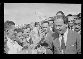 Fotografia "Jango em Recife; Jango Goulart em Recife. sendo recebido pelo Governador Miguel Arraes no Aeroporto do Estado.)" ([Local n/d] , 1963) [negativo]. / Fotógrafo(a): Sucursal.  -- ITEM-0028.