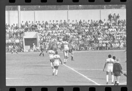 Fotografia "Campeonato Carioca de Profissionais de 63 (1° Turno) Esporte - jogo Fluminense (1 x 0) Bonsucesso" ([Local n/d] , 1963) [negativo]. / Fotógrafo(a): Democrito.  -- ITEM-0020.