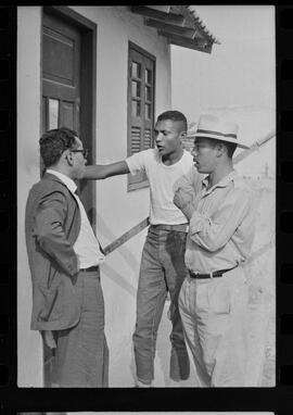 Fotografia "CRIME DE QUELEMENTE' EM COELHO DA ROCHA' Crime do Radialista em Coelho da Rocha (Suite com os assassinos, Manoel Lusia e Julio Araujo da Silva, assassinos de Amaro Florencio da Paz, o 'Quelemente')" ([Local n/d] , 1963) [negativo]. / Fotógrafo(a): Luiz Pinto.  -- ITEM-0001.