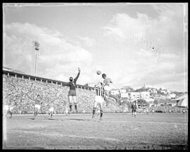 Fotografia "Esporte - futebol - jogo em São Paulo" ([Local n/d] , [Data n/d]) [negativo]. / Fotógrafo(a): [Autoria n/d].  -- ITEM-0001.