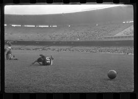 Fotografia "CAPEONATO [CAMPEONATO] CARIOCA DE 1963' (PROFISSIONAIS) (1º Turno) Jogo Famengo [Flamengo] x Campo Grande (5 x 0); Jogo Flamengo e Campo Grande, Reportagem de Esporte" ([Local n/d] , 1963) [negativo]. / Fotógrafo(a): Ribeiro; Demócrito.  -- ITEM-0027.