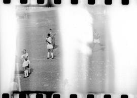 Fotografia "Jogos Campeonato Carioca; 'CAMPEONATO CARIOCA DE 1963' de PROFISSIONAIS (1º Turno) Jogos Vasco x Fluminense (3 x 1) Botafogo x Canto do Rio (3 x 0) America x Madureira (5 x 2) e Olaria x Portuguesa, Reportagem de Esporte" ([Local n/d] , 1963) [negativo]. / Fotógrafo(a): Equipe.  -- ITEM-0001.