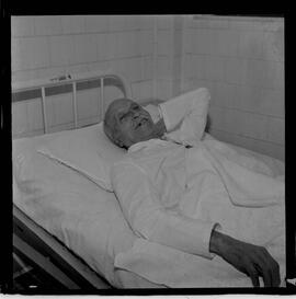 Fotografia "DOENÇAS' Homem com Amnésia (PAM) (Giuseppe, internado no Hospital Salgado Filho no Meier), Reportagem de Silvio Paixão" ([Local n/d] , 1963) [negativo]. / Fotógrafo(a): Alvaro.  -- ITEM-0002.