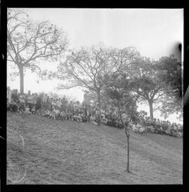 Fotografia "EXPOSIÇÃO 'ALIADOS NO PROGRESSO' Espectadores a espera do vôo humano na Exposição América" ([Local n/d] , 1963) [negativo]. / Fotógrafo(a): Joel.  -- ITEM-0001.