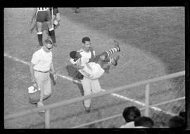 Fotografia "CAMPEONATO CARIOCA DE PROFISSIONAIS DE 1963' (1º TURNO) Jogo Botafogo x Campo Grande (2 x 0)" ([Local n/d] , 1963) [negativo]. / Fotógrafo(a): Demócrito; Ribeiro.  -- ITEM-0017.