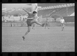 Fotografia "FUTEBOL = FLAMENGO F.C.' treino do Flamengo no Campo do Vasco da Gama" ([Local n/d] , 1963) [negativo]. / Fotógrafo(a): Demócrito Bezerra.  -- ITEM-0013.