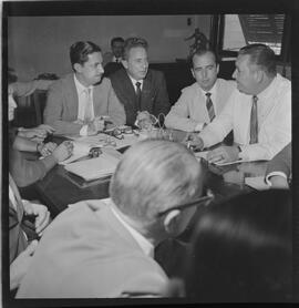 Fotografia "Presidente de clubes com diretores de TV; REUNIÃO DOS CLUBES DE FUTEBOL (DIRETORES) E DIRETORES DE TVS PARA RESOLVEREM O CASO DO CAMPEONATO DE FUTEBOL E TELEVISAMENTO_ HAVELANCE PRESIDIU" ([Local n/d] , 1961) [negativo]. / Fotógrafo(a): Demócrito.  -- ITEM-0011.