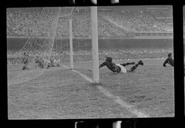 Fotografia "FUTEBOL = 'CAMPEONATO CARIOCA DE PROFISSIONAIS' Jogo Flamengo x Botafogo (3 x 1), America x Portuguesa (2 x 1), Madureira x Bangu (1 x 2), C. Grande x S. Cristovão (1 x 0) e C. Rio x Olaria (1 x 7), Reportagem de Esporte" ([Local n/d] , 1963) [negativo]. / Fotógrafo(a): Equipe.  -- ITEM-0173.