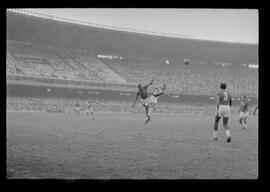 Fotografia "CAMPEONATO CARIOCA DE PROFISSIONAIS DE 1963 (1º TURNO) Jogos - Campeonato Carioca. Flamengo x Madureira (5 x 0) - Vasco x América (2 x 0) e Fluminense x Portuguesa (1 x 1). e Peter Kedzierski, homem voador dos EUA, (Vôo)" ([Local n/d] , 1963) [negativo]. / Fotógrafo(a): Equipe.  -- ITEM-0125.