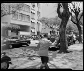 Fotografia "Reportagem de polícia em Copacabana" ([Local n/d] , [Data n/d]) [negativo]. / Fotógrafo(a): Ernani Contursi.  -- ITEM-0003.