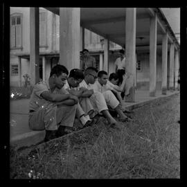 Fotografia " Suíte' da greve dos cegos, [Reportagem?] com Paulo Siqueira" ([Local n/d] , [Data n/d]) [negativo]. / Fotógrafo(a): Ribeiro.  -- ITEM-0019.