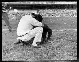 Fotografia "Futebol - Flamengo x Fluminense (contusão sofrida por Castilho), Esportes" ([Local n/d] , [Data n/d]) [negativo]. / Fotógrafo(a): [Autoria n/d].  -- ITEM-0006.