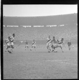 Fotografia "CAMPEONATO CARIOCA DE PROFISSIONAIS DE 1963 (1º TURNO) Jogos - Campeonato Carioca. Flamengo x Madureira (5 x 0) - Vasco x América (2 x 0) e Fluminense x Portuguesa (1 x 1). e Peter Kedzierski, homem voador dos EUA, (Vôo)" ([Local n/d] , 1963) [negativo]. / Fotógrafo(a): Equipe.  -- ITEM-0149.