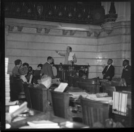 Fotografia "DISCURSO DEP. GAMA FILHO; 'ASSEMBLÉIA LEGISLATIVA' Discurso do Deputado Gama Filho na tribuna da Assembléia Legislativa" ([Local n/d] , 1963) [negativo]. / Fotógrafo(a): Luiz Santos.  -- ITEM-0004.