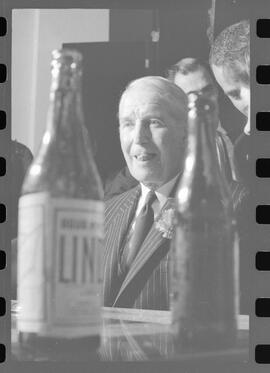 Fotografia "Maurice Chevalier - ent. coletiva no Copa, Reportagem de Raimundo" ([Local n/d] , 1963) [negativo]. / Fotógrafo(a): Luiz Pinto.  -- ITEM-0012.