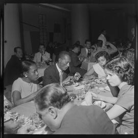 Fotografia "Banquete de 'Última Hora' em homenagem ao Vasco da Gama e Ademar Ferreira da Silva" ([Local n/d] , [Data n/d]) [negativo]. / Fotógrafo(a): Demócrito e Estrela.  -- ITEM-0038.