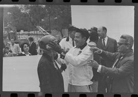 Fotografia "Conflitos' Conflitos - Passeatas - Polícia militar agride povo na Leopoldina - á favor das reformas de bases" ([Local n/d] , 1963) [negativo]. / Fotógrafo(a): Paulo; Venê; André; Alvaro; Pinto.  -- ITEM-0090.