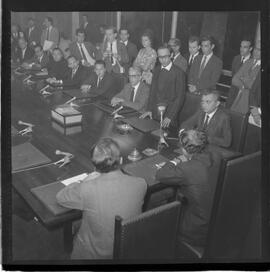 Fotografia "Reunião Secretários de Educação, em Brasília c/ Presid. Jango; Reunião dos Secretários de Educação com o Presidente Jango, em Brasília com a presença do Ministro Paulo de Tarso, Reportagem de Sucrusal [Sucursal]" ([Local n/d] , 1963) [negativo]. / Fotógrafo(a): Novelli.  -- ITEM-0009.