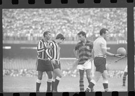 Fotografia "FUTEBOL = 'CAMPEONATO CARIOCA DE PROFISSIONAIS' Jogo Flamengo x Botafogo (3 x 1), America x Portuguesa (2 x 1), Madureira x Bangu (1 x 2), C. Grande x S. Cristovão (1 x 0) e C. Rio x Olaria (1 x 7), Reportagem de Esporte" ([Local n/d] , 1963) [negativo]. / Fotógrafo(a): Equipe.  -- ITEM-0059.