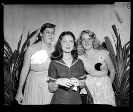 Fotografia "Renata Baumgartner, candidata ao concurso ('Rainha do Verão' 1952), Reportagem Geral" ([Local n/d] , 1952) [negativo]. / Fotógrafo(a): Equipe.  -- ITEM-0007.