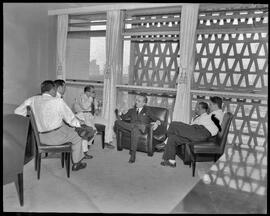 Fotografia "Visita do Presidente do Conselho do Petróleo à Redação de Última Hora" ([Local n/d] , [Data n/d]) [negativo]. / Fotógrafo(a): Paulo.  -- ITEM-0006.