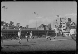 Fotografia "Futebol - RJ (Campeonato de Juvenis - 1956) - Jogo: Flamengo x Bangu, Esportes" ([Local n/d] , 1956) [negativo]. / Fotógrafo(a): Demócrito.  -- ITEM-0012.