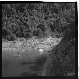 Fotografia "Manobras em Ribeirão das Lages (Paraquedistas: Sobrevivência na Selva operação); 'PARAQUEDISTAS' PARAQUEDISTAS em manobra em Ribeirão das Lages" ([Local n/d] , 1963) [negativo]. / Fotógrafo(a): Méra; Caban.  -- ITEM-0060.