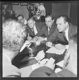 Fotografia "Presidente de clubes com diretores de TV; REUNIÃO DOS CLUBES DE FUTEBOL (DIRETORES) E DIRETORES DE TVS PARA RESOLVEREM O CASO DO CAMPEONATO DE FUTEBOL E TELEVISAMENTO_ HAVELANCE PRESIDIU" ([Local n/d] , 1961) [negativo]. / Fotógrafo(a): Demócrito.  -- ITEM-0014.