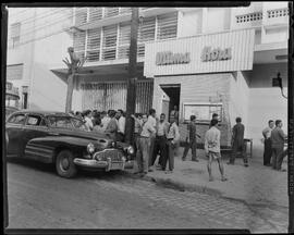 Fotografia "Trabalhadores no Jornal" ([Local n/d] , [Data n/d]) [negativo]. / Fotógrafo(a): Wilson.  -- ITEM-0003.