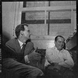 Fotografia "Entrevista na redação com Samuel Wayner [Wainer] e Paulo Silveira" ([Local n/d] , [Data n/d]) [negativo]. / Fotógrafo(a): Demócrito.  -- ITEM-0001.