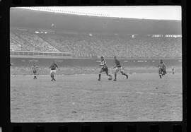 Fotografia "FUTEBOL = 'CAMPEONATO CARIOCA DE PROFISSIONAIS' Jogo Flamengo x Botafogo (3 x 1), America x Portuguesa (2 x 1), Madureira x Bangu (1 x 2), C. Grande x S. Cristovão (1 x 0) e C. Rio x Olaria (1 x 7), Reportagem de Esporte" ([Local n/d] , 1963) [negativo]. / Fotógrafo(a): Equipe.  -- ITEM-0168.