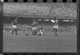 Fotografia "Jogos Campeonato Carioca; 'CAMPEONATO CARIOCA DE 1963' de PROFISSIONAIS (1º Turno) Jogos Vasco x Fluminense (3 x 1) Botafogo x Canto do Rio (3 x 0) America x Madureira (5 x 2) e Olaria x Portuguesa, Reportagem de Esporte" ([Local n/d] , 1963) [negativo]. / Fotógrafo(a): Equipe.  -- ITEM-0024.